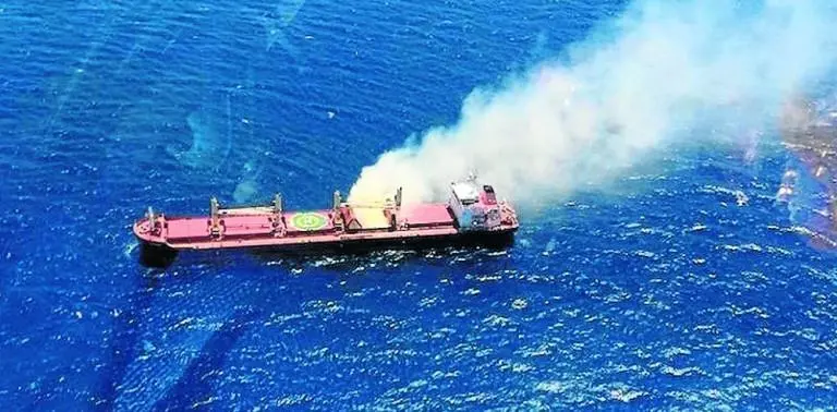 Fumes from the cargo holds forced the evacuation of the crew  of 'Cheshire' (SeenThis.net)