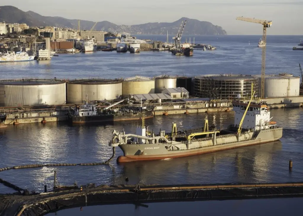 Dredging had to be performed in compliance with structural stability of existing structures