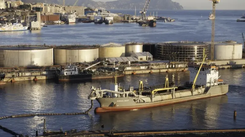 Dredging had to be performed in compliance with structural stability of existing structures