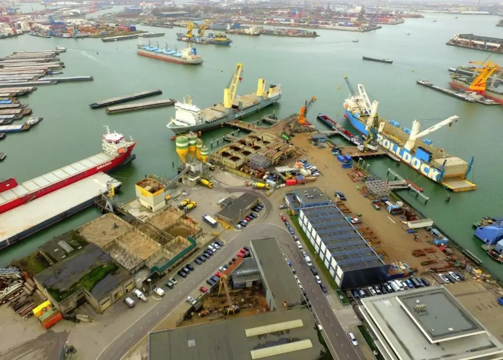 Located in Rotterdam, ROG has lay-by facilities for vessels up to 300m