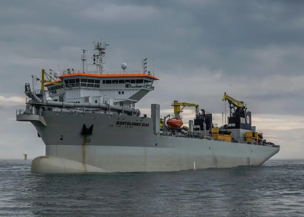 The trailing suction hopper dredger Bartolomeu Dias will pump in the sand