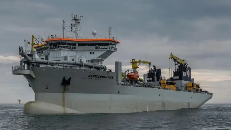 The trailing suction hopper dredger Bartolomeu Dias will pump in the sand