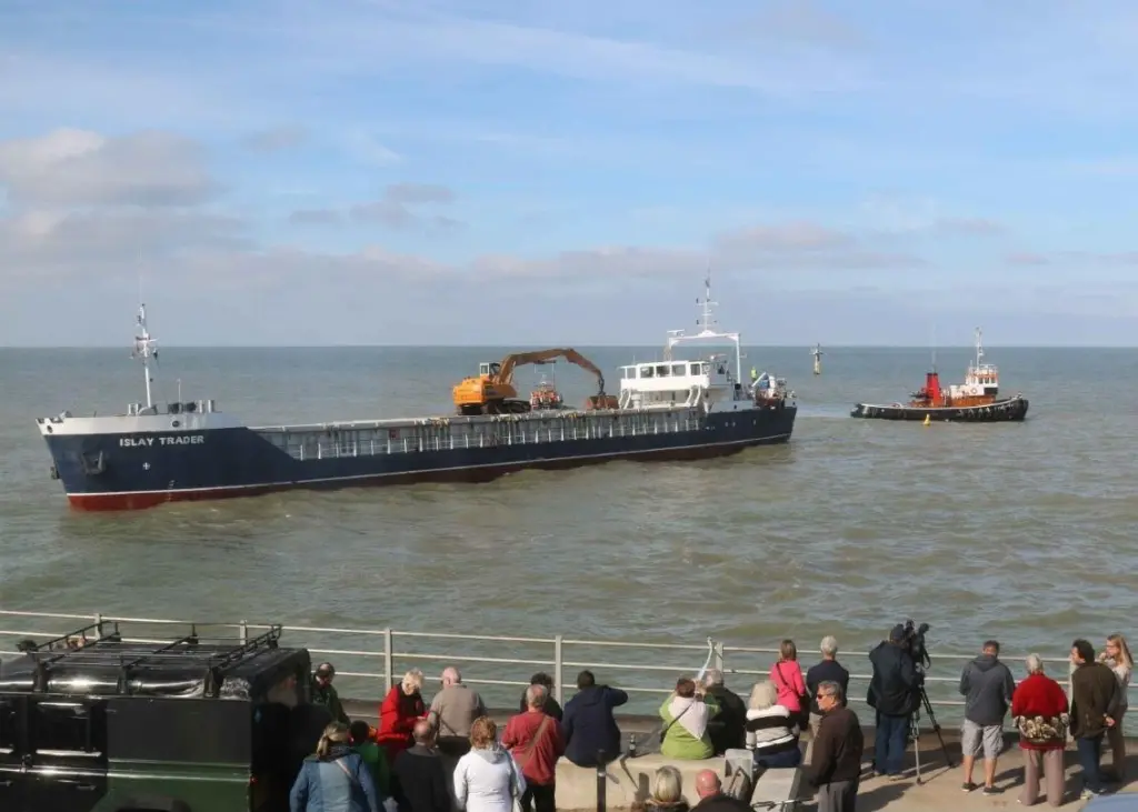 'Christine' prepares to establish a towing connection with 'Islay Trader' (Photo: Margate RNLI)