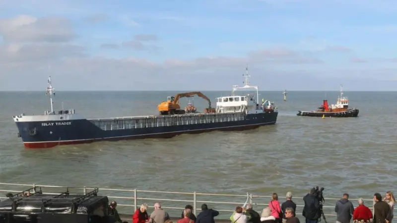 'Christine' prepares to establish a towing connection with 'Islay Trader' (Photo: Margate RNLI)