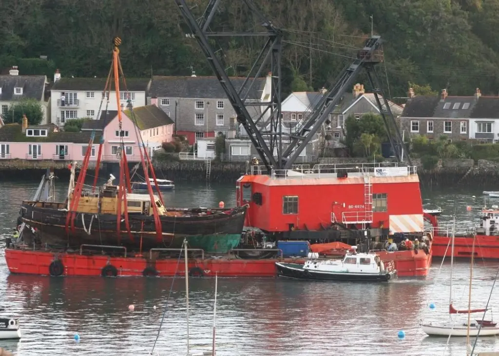 KML's large ex-US Army floating crane 'BD6074' was brought in to lift the vessel