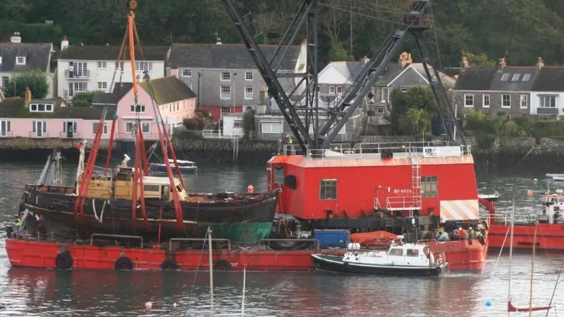 KML's large ex-US Army floating crane 'BD6074' was brought in to lift the vessel