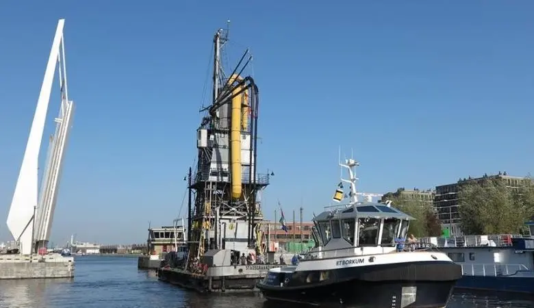 'RT Borkum' and 'Adriaan' towed the elevator from Rotterdam to Antwerp (Kooren)
