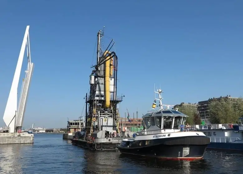 'RT Borkum' and 'Adriaan' towed the elevator from Rotterdam to Antwerp (Kooren)