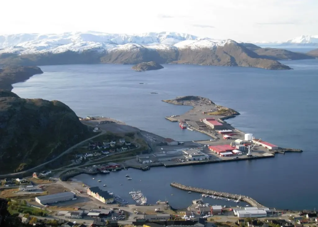 Currently Polarbase has a number of quays that allow for the loading and discharge of offshore supply vessels and cargo ships