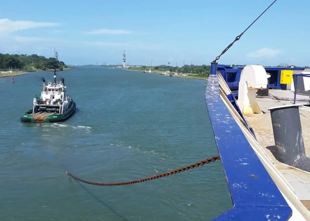 Foss tug engaged in a 'short lead' Panama Canal tow (Markey/ Foss)