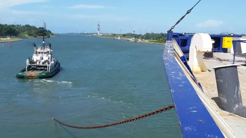 Foss tug engaged in a 'short lead' Panama Canal tow (Markey/ Foss)