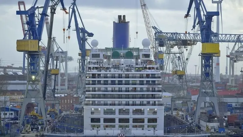 'Arcadia' in the Blohm + Voss dry dock