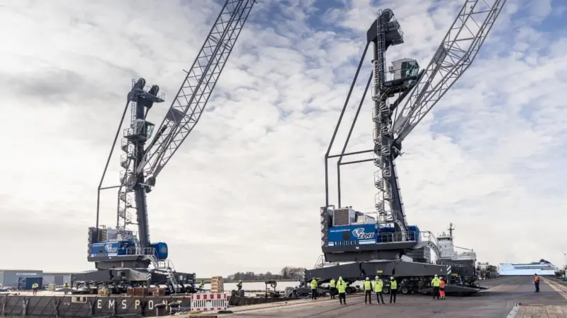 Liebherr mobile harbour cranes type LHM 420