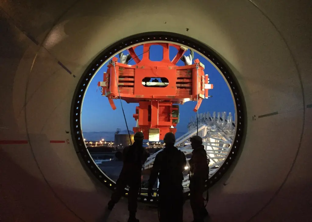 At Horns Rev 3, Houlder’s lifting tool successfully lifted and upended 49 6.5m diameter, 690t piles off the coast of Denmark