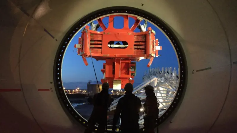 At Horns Rev 3, Houlder’s lifting tool successfully lifted and upended 49 6.5m diameter, 690t piles off the coast of Denmark