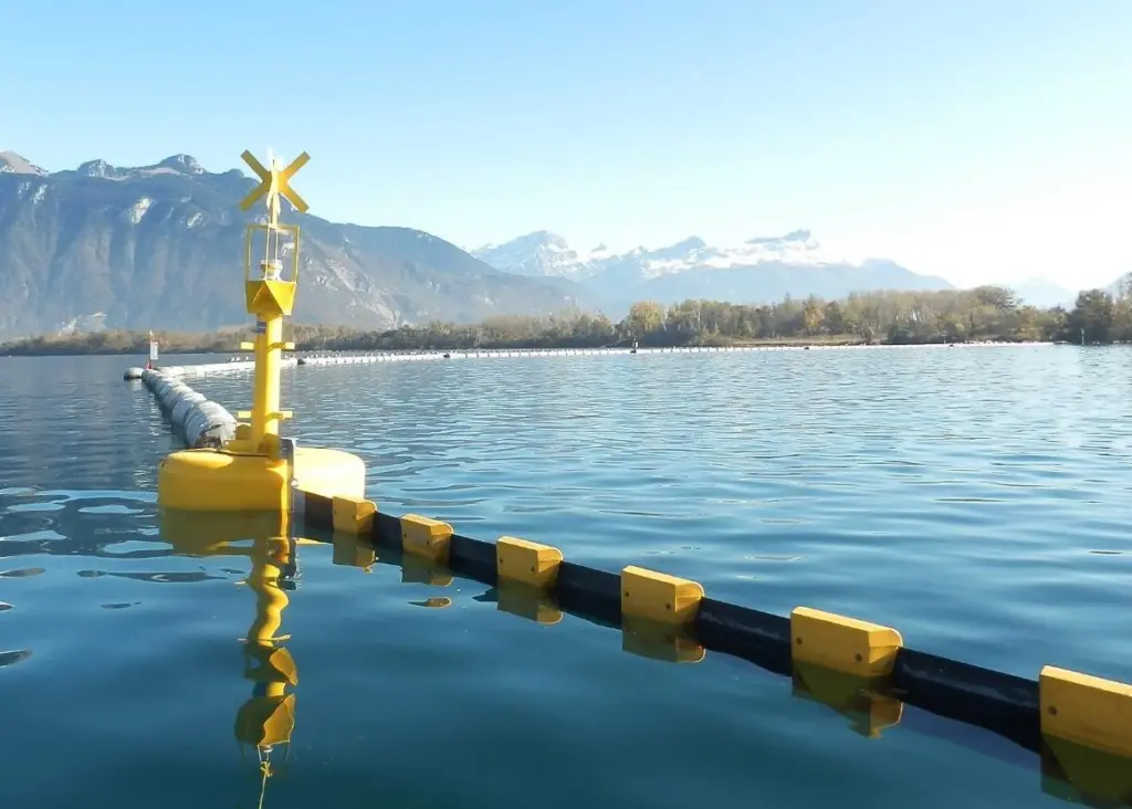 The Balizamar buoys on Léman lake have been installed to mark a floating containment boom