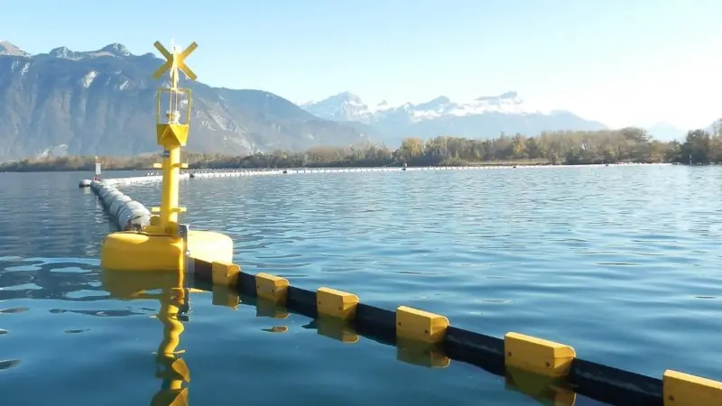The Balizamar buoys on Léman lake have been installed to mark a floating containment boom