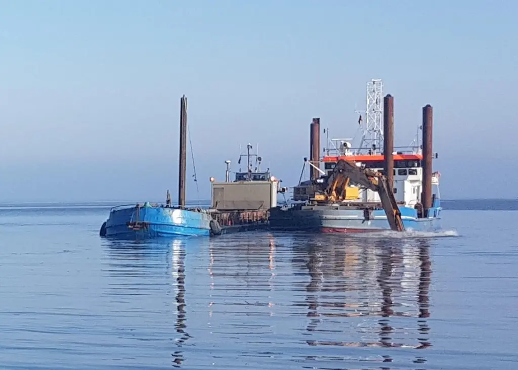 Approach channel work off Ueckermunde's Industriehafen