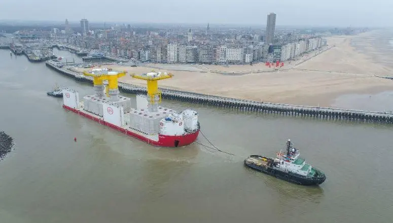 The tug and barge depart from Ostend (Alfons Hakans)