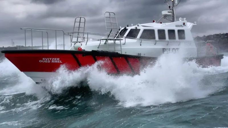 The pilot vessel is very heavily fendered with 150x150mm D section rubber main gunwale fendering