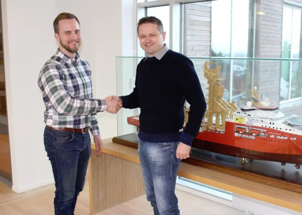 Yxney Maritme CEO Gjord Simen Sanna and SolstadFarstad Environmental Engineer Svein Erik Isaksen seal the MarESS deal