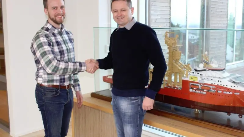 Yxney Maritme CEO Gjord Simen Sanna and SolstadFarstad Environmental Engineer Svein Erik Isaksen seal the MarESS deal