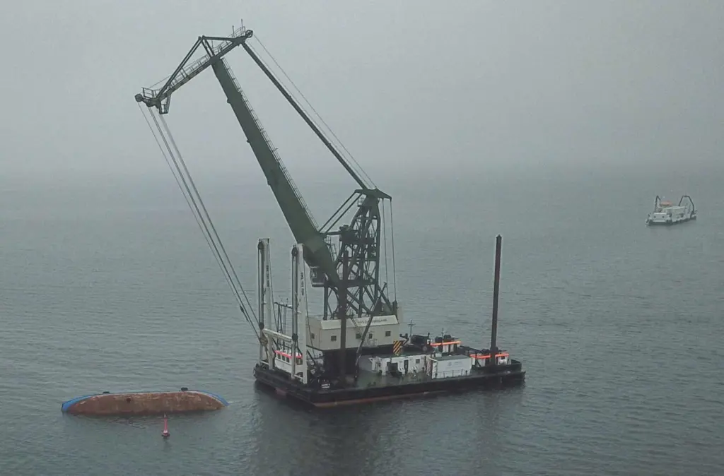 Salvors prepare to right the 'Sirius Hoj' (Danish Maritime Accident Investigation Board)
