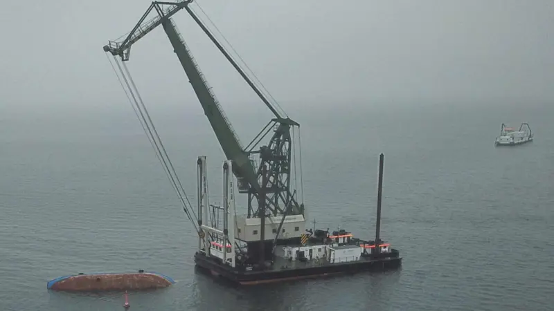 Salvors prepare to right the 'Sirius Hoj' (Danish Maritime Accident Investigation Board)