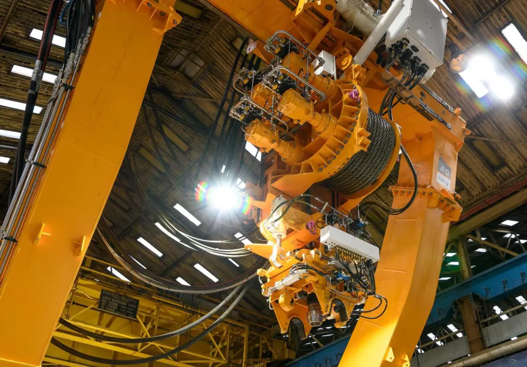 The LARS brings the 33 tonne rescue module with its survivors safely to the decompression chambers