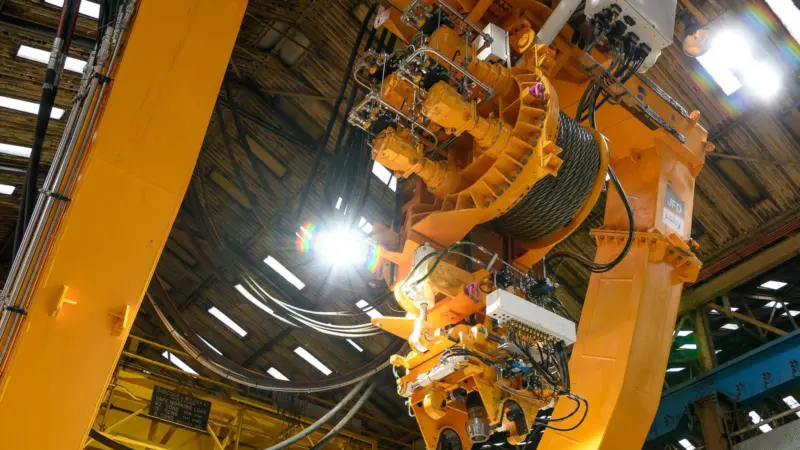 The LARS brings the 33 tonne rescue module with its survivors safely to the decompression chambers