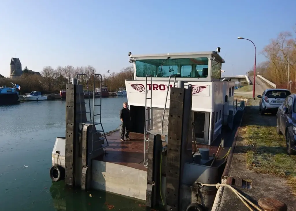 Cnudde converted a 10-year-old Frecineyt barge into a modern pusher tug