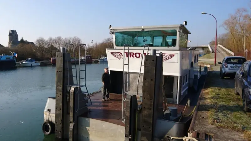 Cnudde converted a 10-year-old Frecineyt barge into a modern pusher tug
