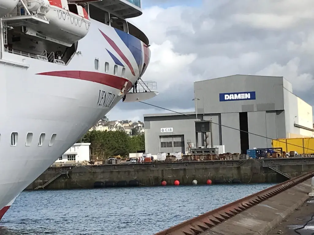 00_53019_P-and-O-Cruises-Ventura-at-Damen-Shiprepair-Brest-2