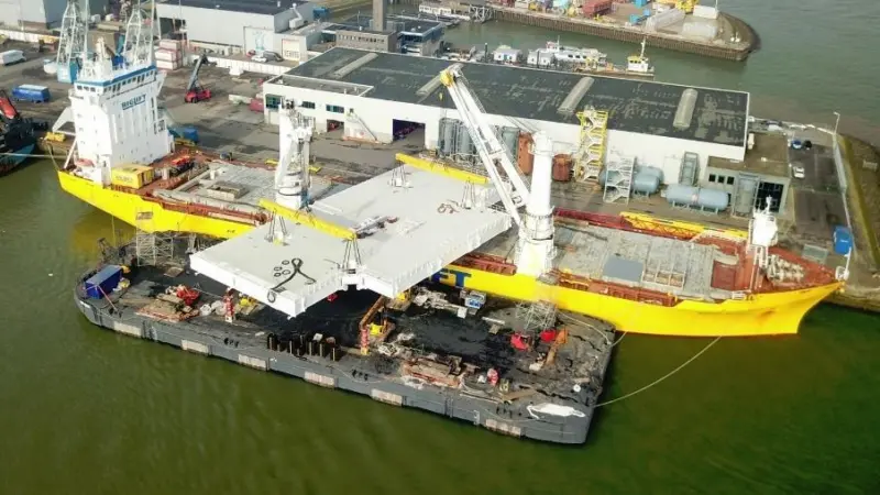 The Jack-up consists of a platform of 515 tonnes and four telescopic legs of 72 tonnes each.