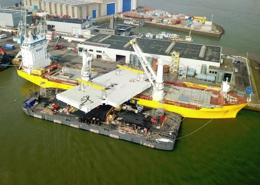 The Jack-up consists of a platform of 515 tonnes and four telescopic legs of 72 tonnes each.