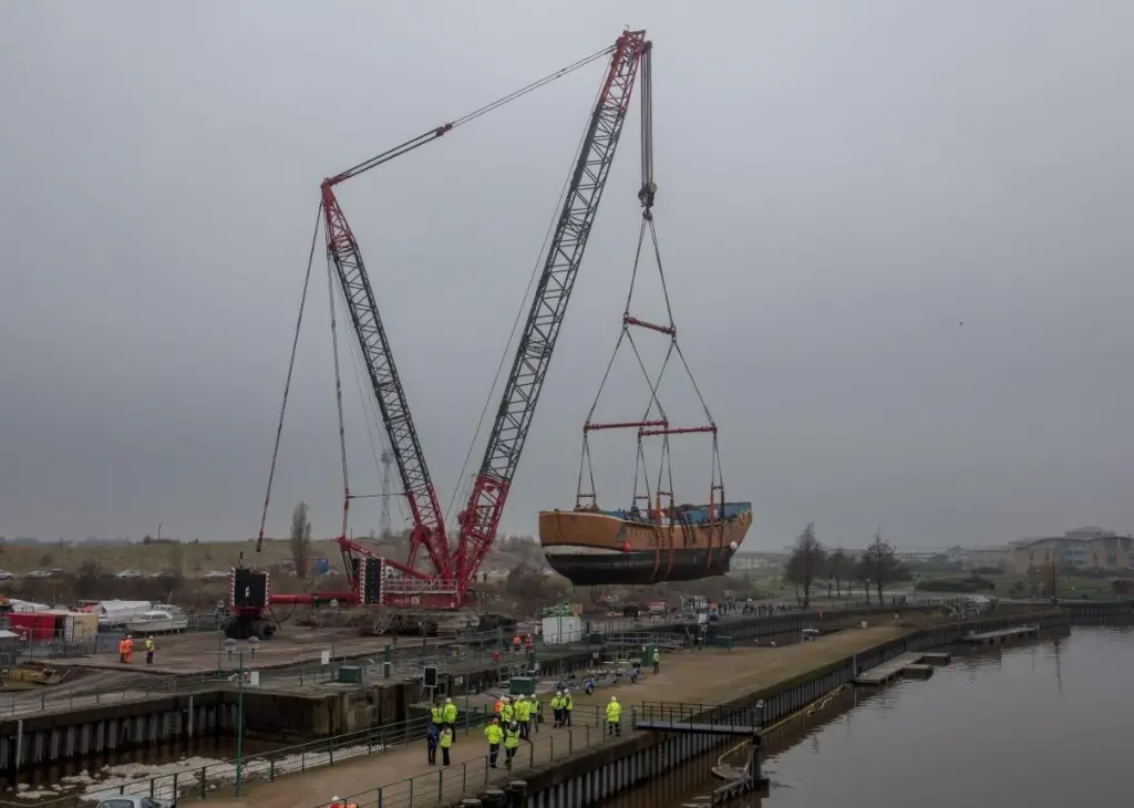 ALE’s LR1750 crane lifting the 274t ship (Photo: Charlotte Graham – CAG Photography Ltd)