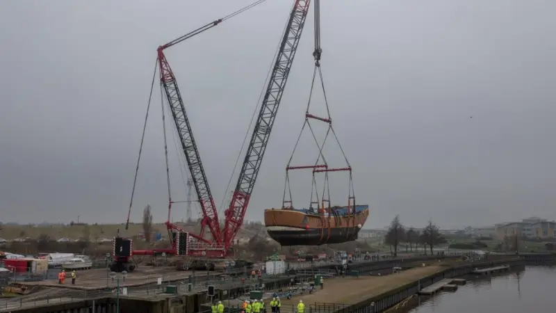 ALE’s LR1750 crane lifting the 274t ship (Photo: Charlotte Graham – CAG Photography Ltd)