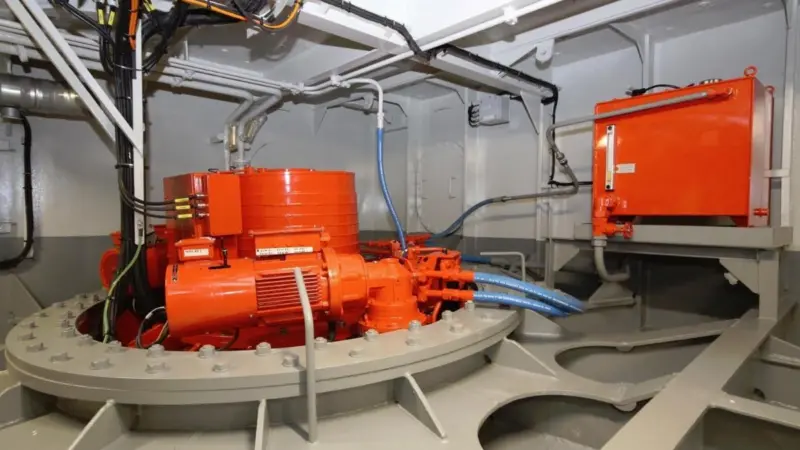 Veth Integrated L-drive uses a water cooled Permanent Magnet (PM) Motor