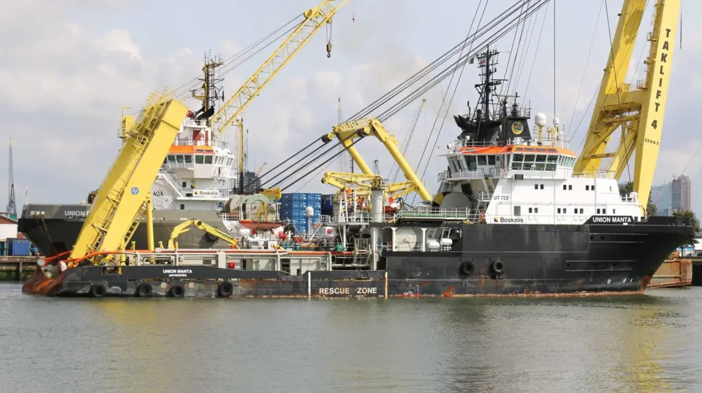 'Union Manta' and 'Taklift 4' two of Smit's vessels in action of late (Peter Barker)