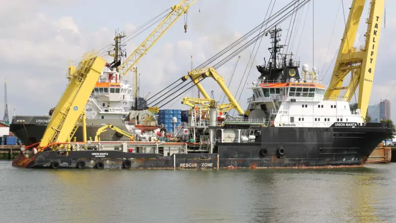 'Union Manta' and 'Taklift 4' two of Smit's vessels in action of late (Peter Barker)