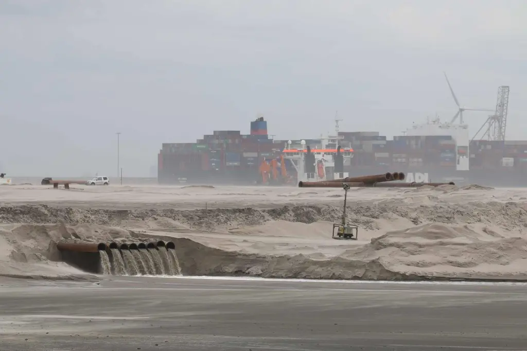 70ha are being reclaimed for Offshore Centre Rotterdam (Peter Barker)
