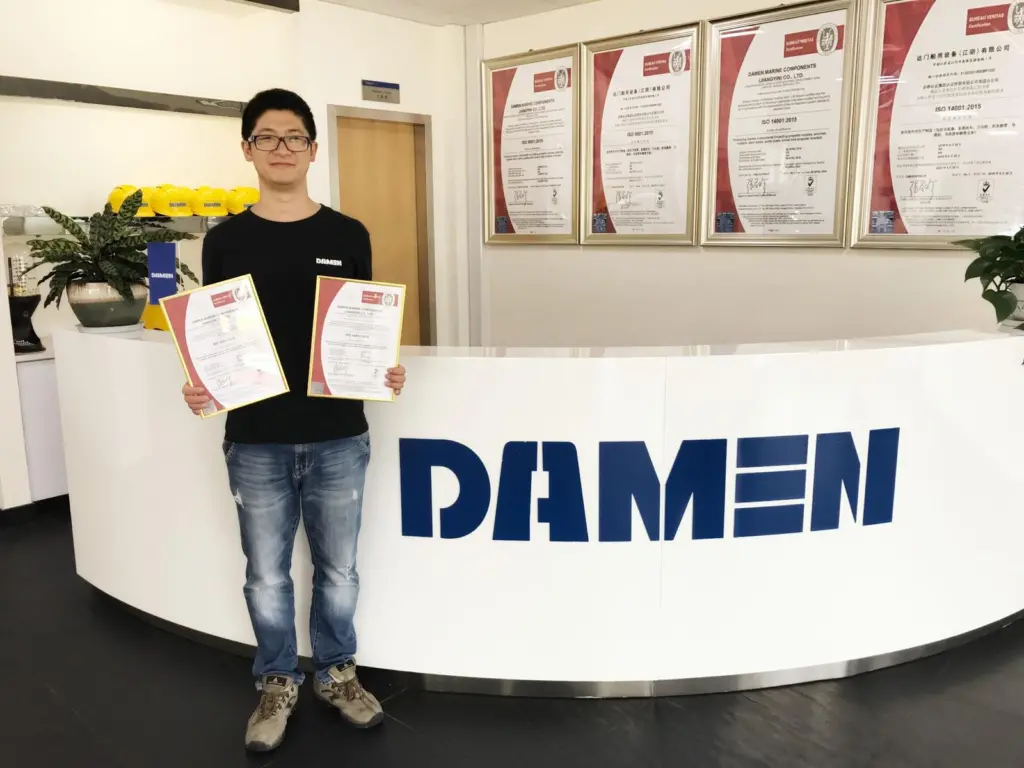 00_53391_HSE-specialist-Reno-Yao-from-DMC-Jiangyin-presenting-the-certificates