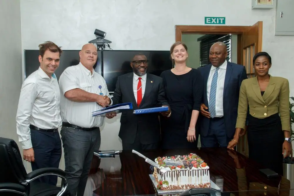 00_53393_Contract-signing-for-Guardian-6_lowres