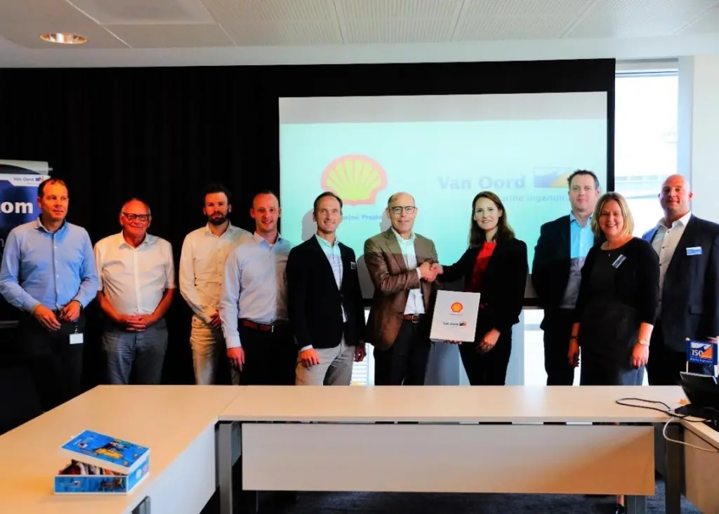 Jaap de Jong of Van Oord and Inbar van de Burg of Shell Marine shake hands on the five-year agreement