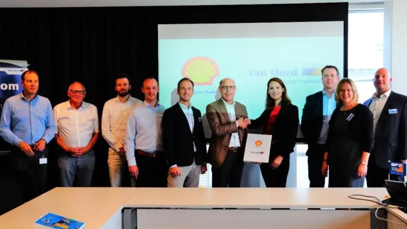 Jaap de Jong of Van Oord and Inbar van de Burg of Shell Marine shake hands on the five-year agreement