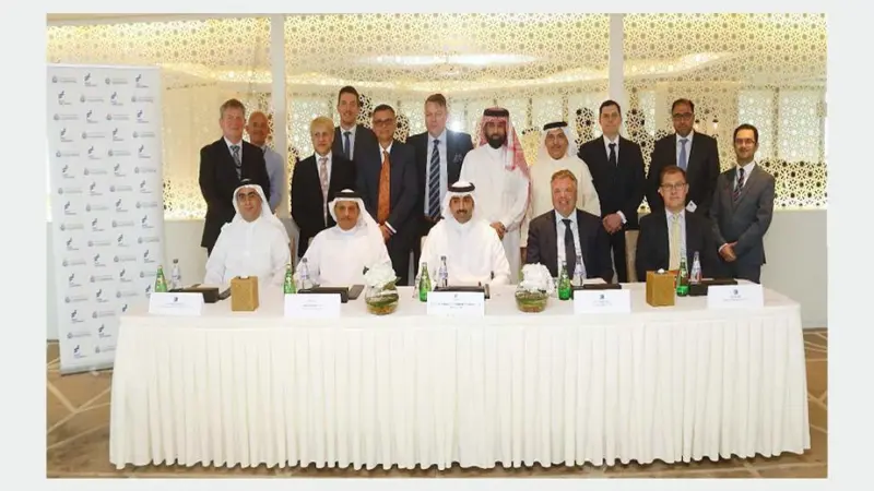 Executives at the contract signing ceremony (Smit Lamnalco)