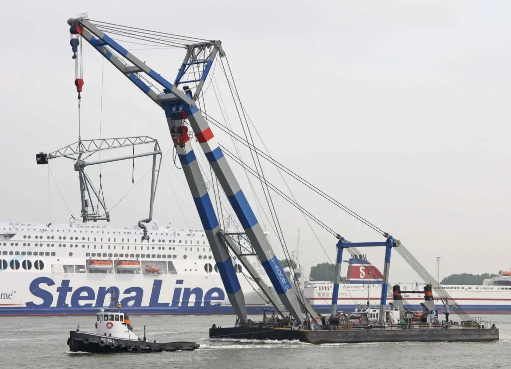 The Bonn & Mees sheerlegs 'Matador 2' was engaged to raise the sunken barge (Peter Barker)