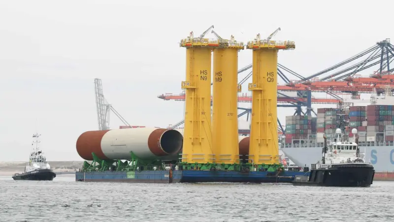 'En Avant 20' leaving Maasvlakte 2 with windfarm components (Peter Barker)
