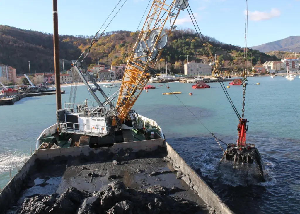 00_53623_MJAUG18Dredging-Liebherr