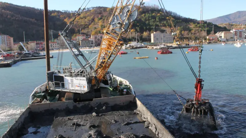 00_53623_MJAUG18Dredging-Liebherr